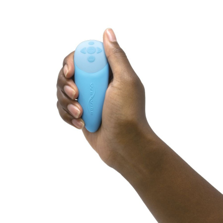 WVI_Chorus_blue_product_image_Squeeze_Remote_with_hand_result