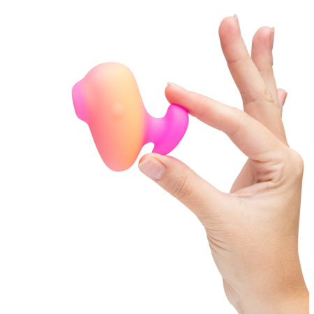 ROMP_Kiss_Hand_2